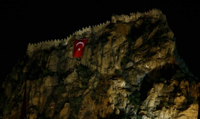 AKUT, Karahisar Kalesi'ne dev Türk Bayrağı astı!
