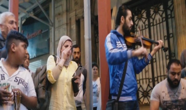 Arapça ezgiler Suriyeli kadını gözyaşlarına bağdu