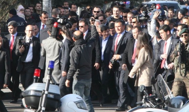 Başbakan Davutoğlu El öpüp Simit Dağıttı