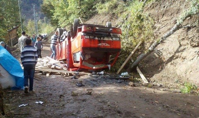 Kereste yükü kamyonet devrildi: 1 ölü, 3 yaralı