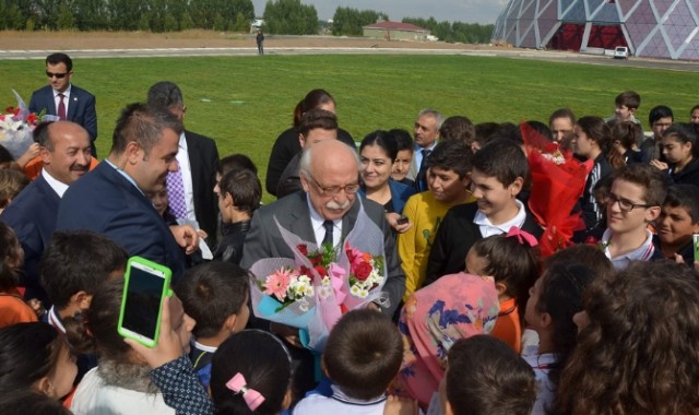 Milli Eğitim Bakanı doğum gününü öğrencilerle kutladı