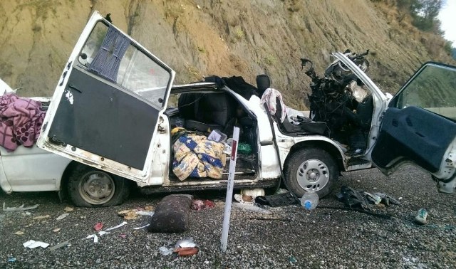 Minibüs Tır'a çarptı: 2 ölü 6 Yaralı