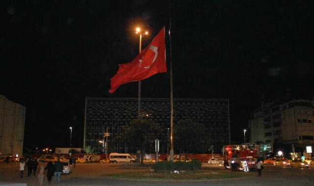 Taksim'deki Dev Bayrak Yarıya Indirildi